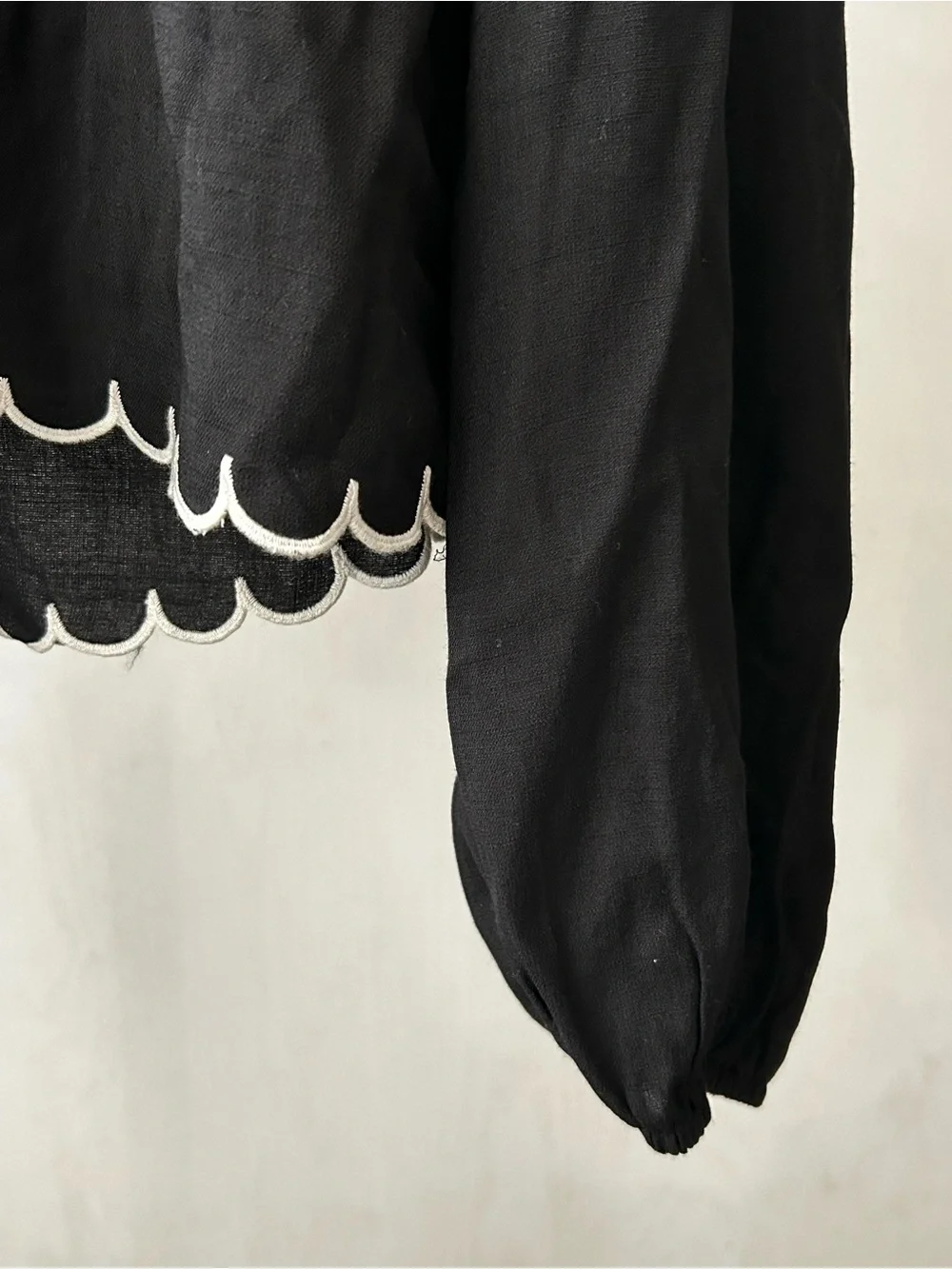 Francesca's Collections Black Long-Sleeve Peasant Top with White Scallop Trim - Picture 4 of 5